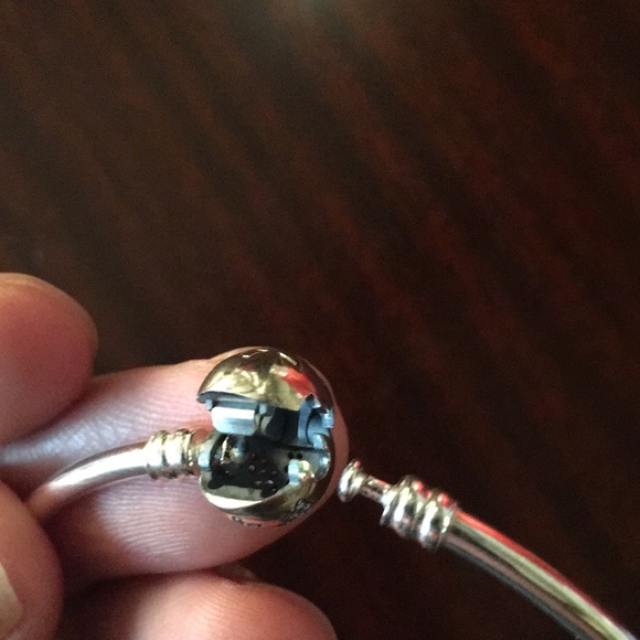 Unique snowflake limited edition bangle by PANDORA - Picture 5 of 7